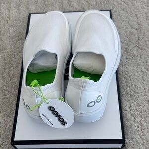 OOFOS OOMG EEZEE Women’s White & Green Slip-On Sneakers, Size: 7, NWT